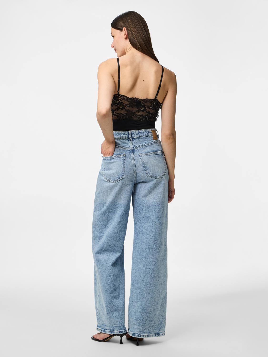 model_shot-back