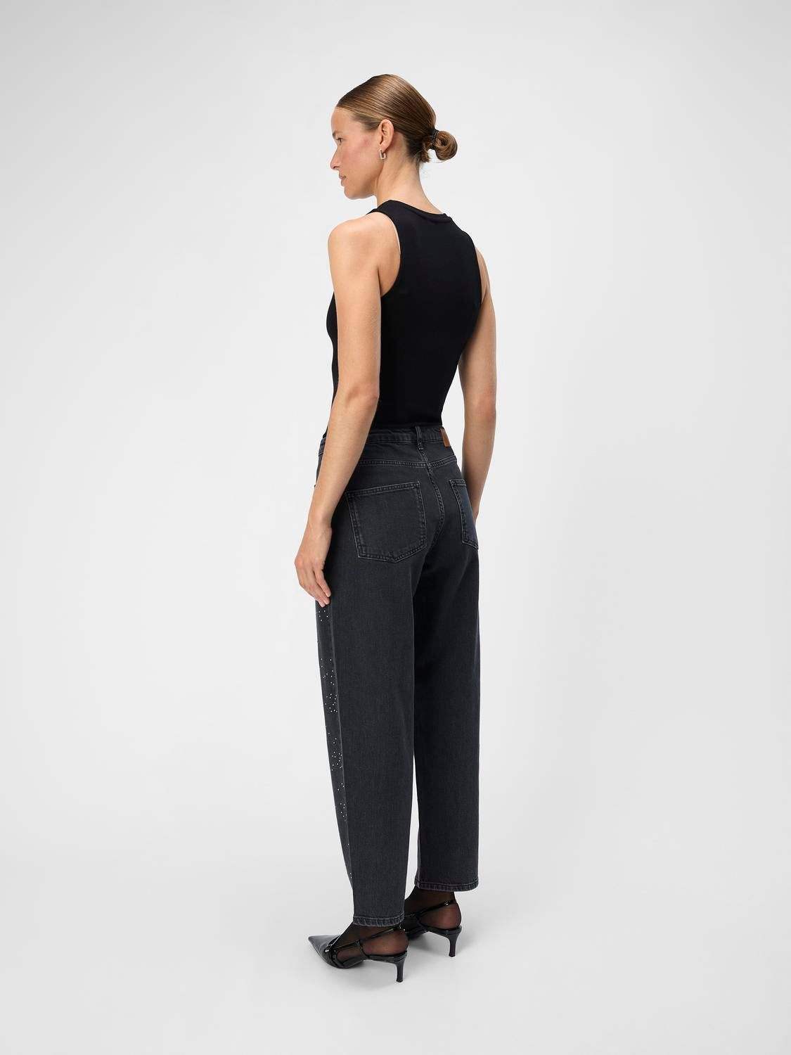 model_shot-back