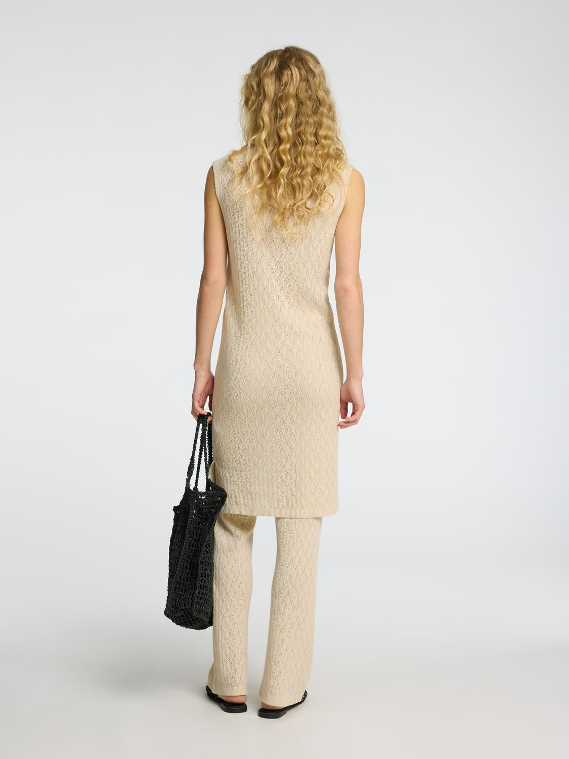 model_shot-back