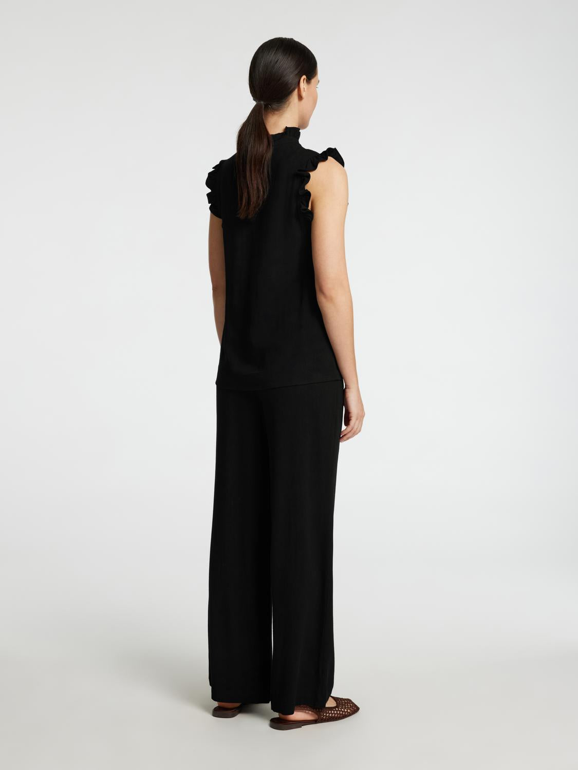 model_shot-back