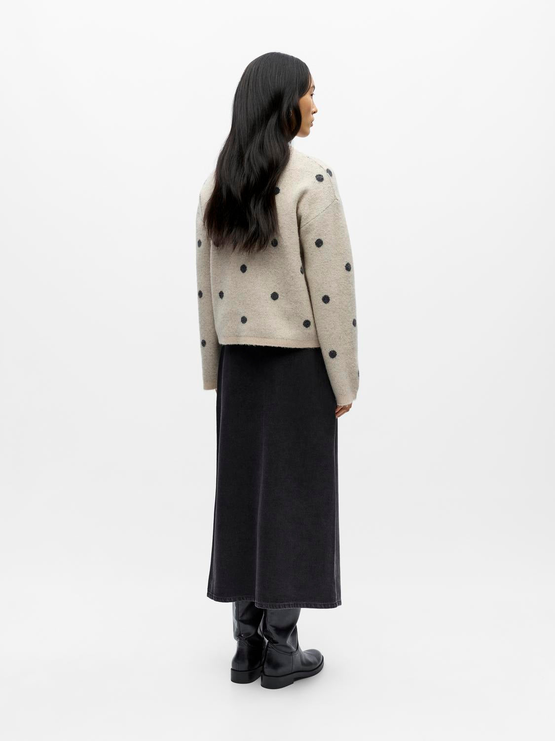 model_shot-back