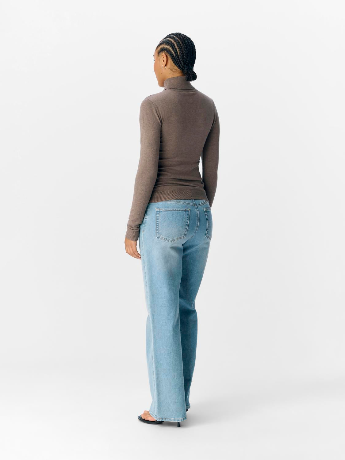 model_shot-back
