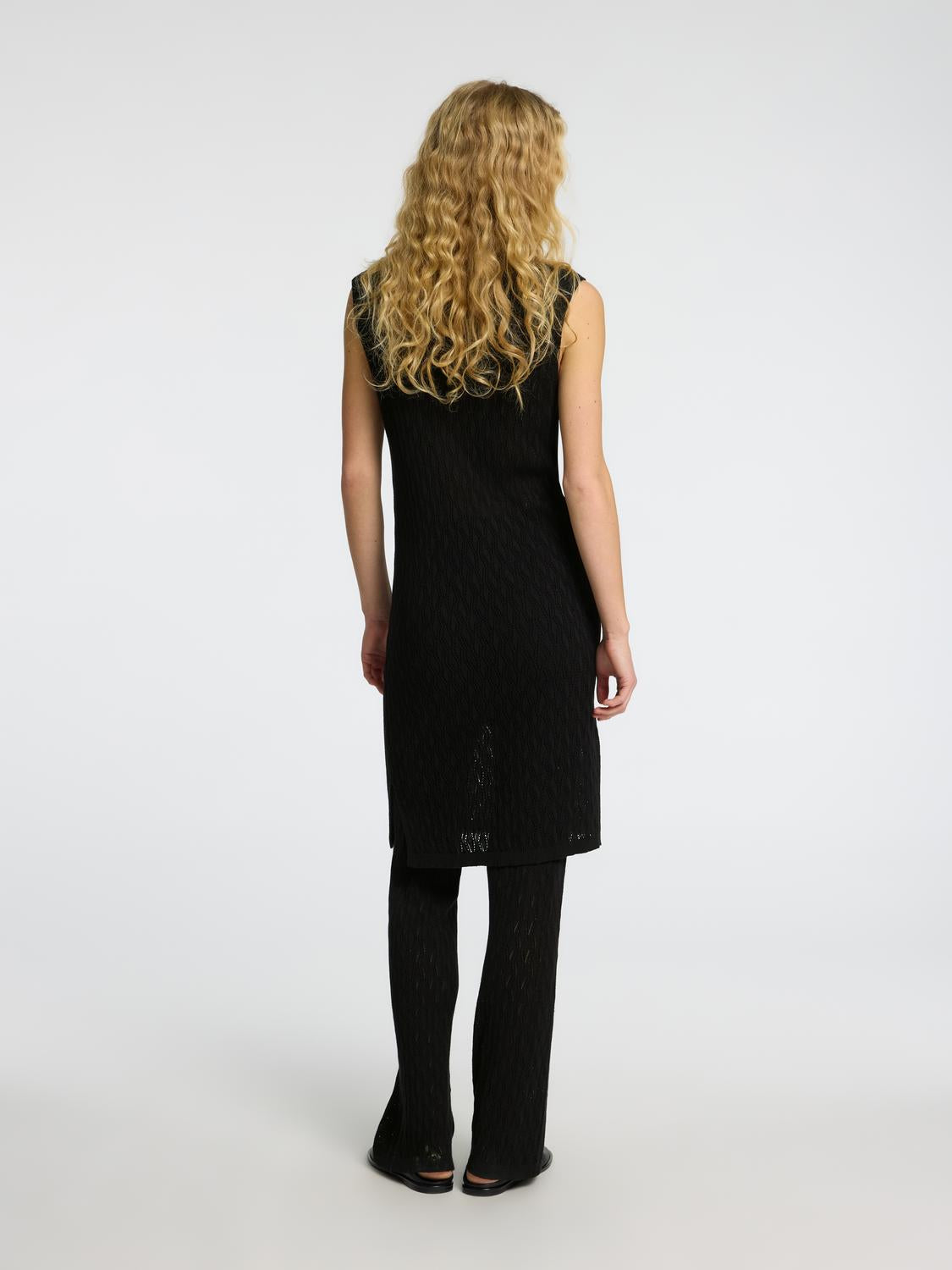 model_shot-back